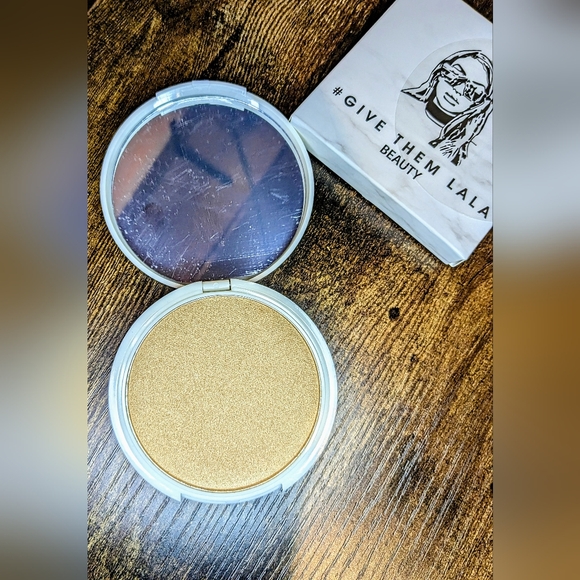 5/75$ GIVE THEM LALA BEAUTY Pressed Highlighter in Showstopper - Picture 10 of 13